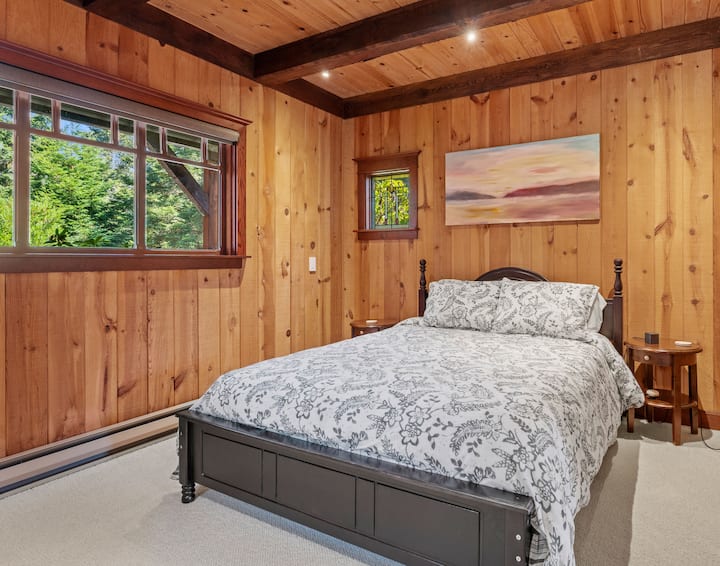 חדר השינה השני נמצא למטה ומושלם לשני אנשים