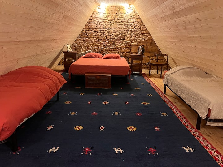 这间第二间卧室是我们以「宿舍」精神打造的（阁楼于2025年改造），可通过楼梯进入，不适合老年人和幼儿入住。 