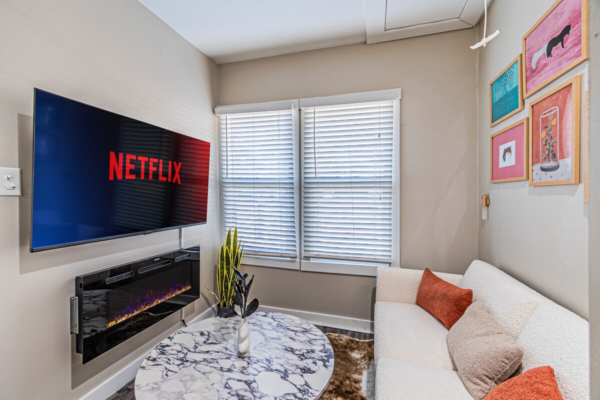 Top Airbnb: Uptown Congress Escape in Perry Heights