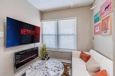Top Airbnb: Uptown Congress Escape in Perry Heights