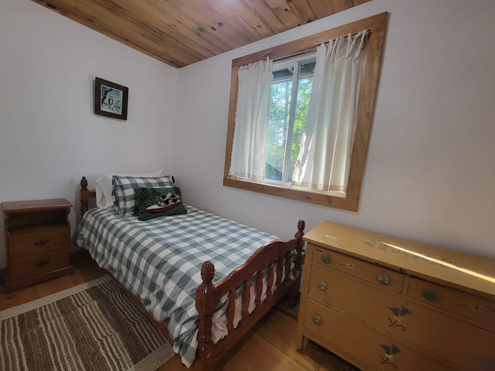 Оваа спална соба нема врата и е поврзана со спалната соба 4. 