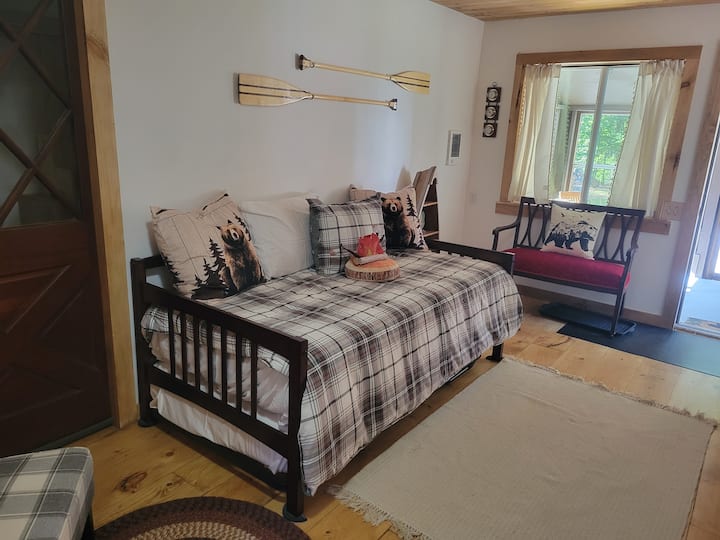 Дневен кревет со трндел кој може да се направи во брачен кревет (широк 150-179 см).