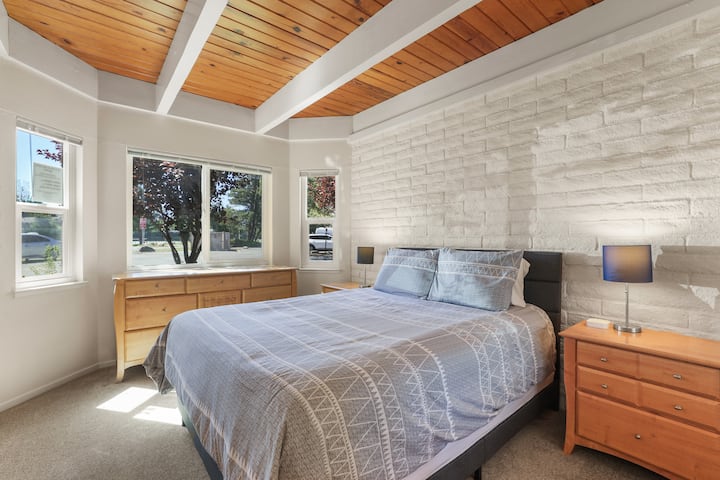 Спална соба 3 - брачен кревет (широк 150-179 см) на долниот кат