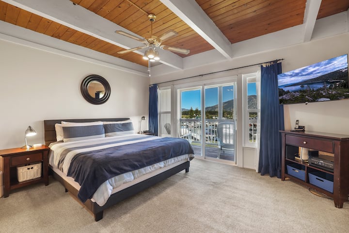 Спална соба 1 - брачен кревет (широк 180-220 см) на горниот кат со приклу