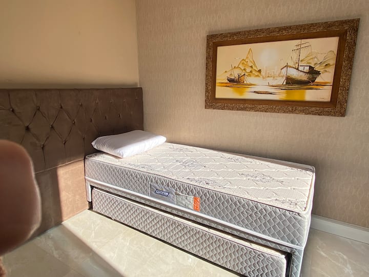 Спалня с единично легло + 2 допълнителни матрака. 
