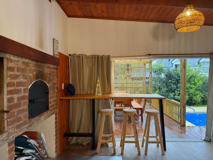 距离泳池和带顶棚的画廊仅几步之遥，可延伸以方便