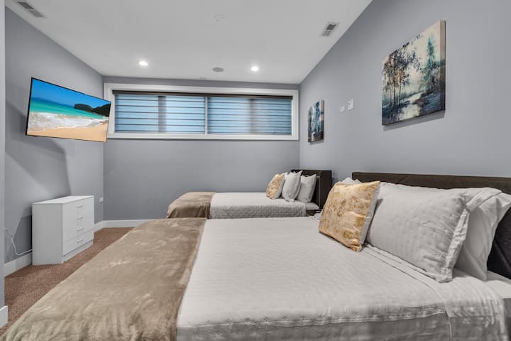 ห้องมาสเตอร์สวีทกว้างขวางพร้อมเตียงควีนไซส์ 2 เตียงโต๊ะข้างเตียงตู้เสื้อผ้าและทีวีโรกุขนาด 50 ” มีตู้เสื้อผ้าเต็มรูปแบบ 2 ตู้และห้องน้ำแบบสปาพร้อมจากุซซี่และฝักบัวอาบน้ำแบบวอล์คอินเหมาะสำหรับการพักผ่อนอย่างมีสไตล์
