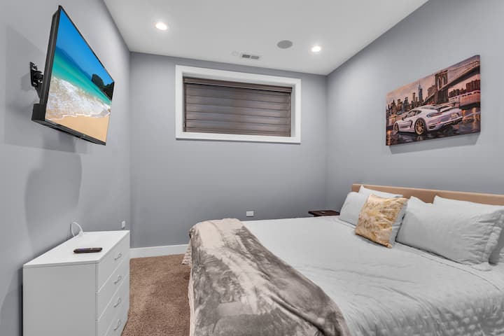 ห้องนอนที่ 3 ที่สะดวกสบายมีเตียงควีนไซส์พร้อมที่นอนความแข็งปานกลาง โต๊ะข้างเตียง ตู้เสื้อผ้าพร้อมไม้แขวนเสื้อ และกระจกที่เหมาะสำหรับการพักผ่อน
