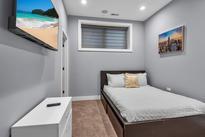 ห้องนอนที่สี่หรูหราพร้อมเตียงควีนไซส์พร้อมฟูกนอนขนาดกลางตู้เสื้อผ้าพร้อมไม้แขวนเสื้อและห้องน้ำในตัวเต็มรูปแบบพร้อมฝักบัวอาบน้ำ 