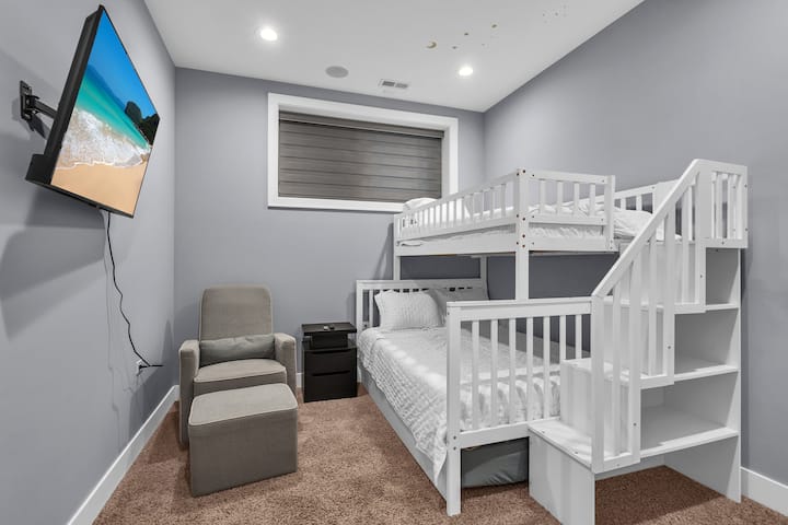 ห้องนอนที่สองกว้างขวางมีเตียงสองชั้นเตียงเต็มรูปแบบและเตียงแฝดสองเตียงพร้อมฟูกนอนนุ่มสบาย มีทีวี Roku ขนาด 43 นิ้วโต๊ะข้างเตียงเครื่องนอนสำหรับเรือนเพาะชำและตู้เสื้อผ้าพร้อมไม้แขวนเสื้อเหมาะสำหรับครอบครัวหรือกลุ่มกลุ่ม
