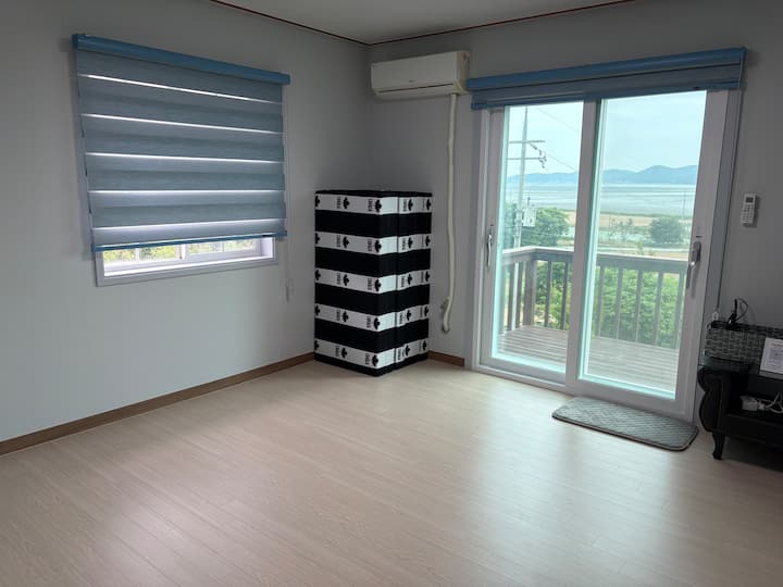Ovo je soba s ondolom koja se nalazi na drugom katu.  Možete se koristiti madracem ili sofom koja se može pretvoriti u krevet. Može primiti 5 osoba.