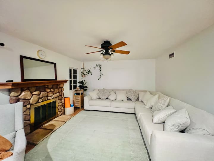Poolside Oasis – Near Six Flags & Hiking Trails! - 聖塔克拉利塔