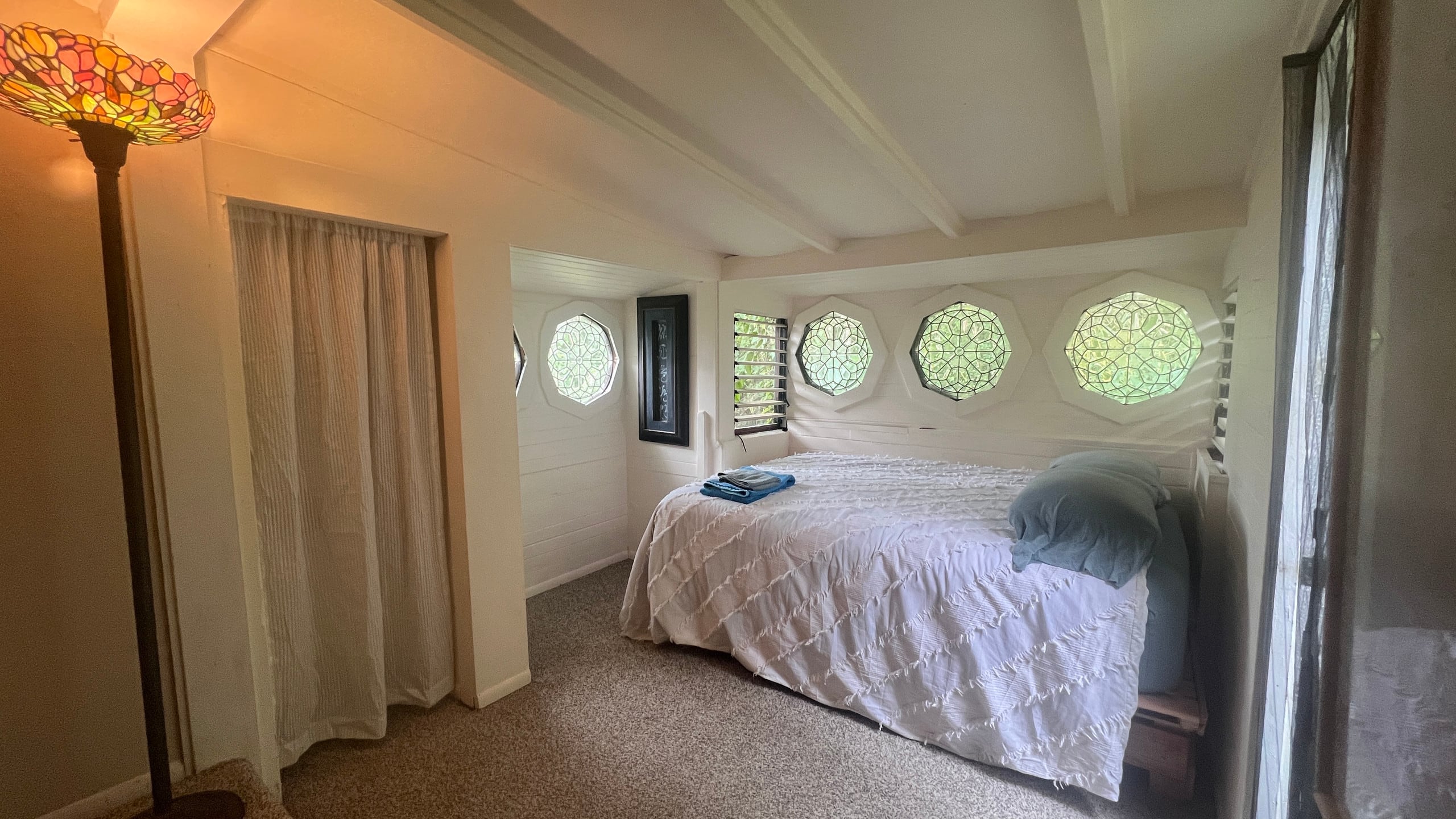 Home in Captain Cook · ★4.9 · 1 bedroom · 1 bed · Shared half-bath - Image 4