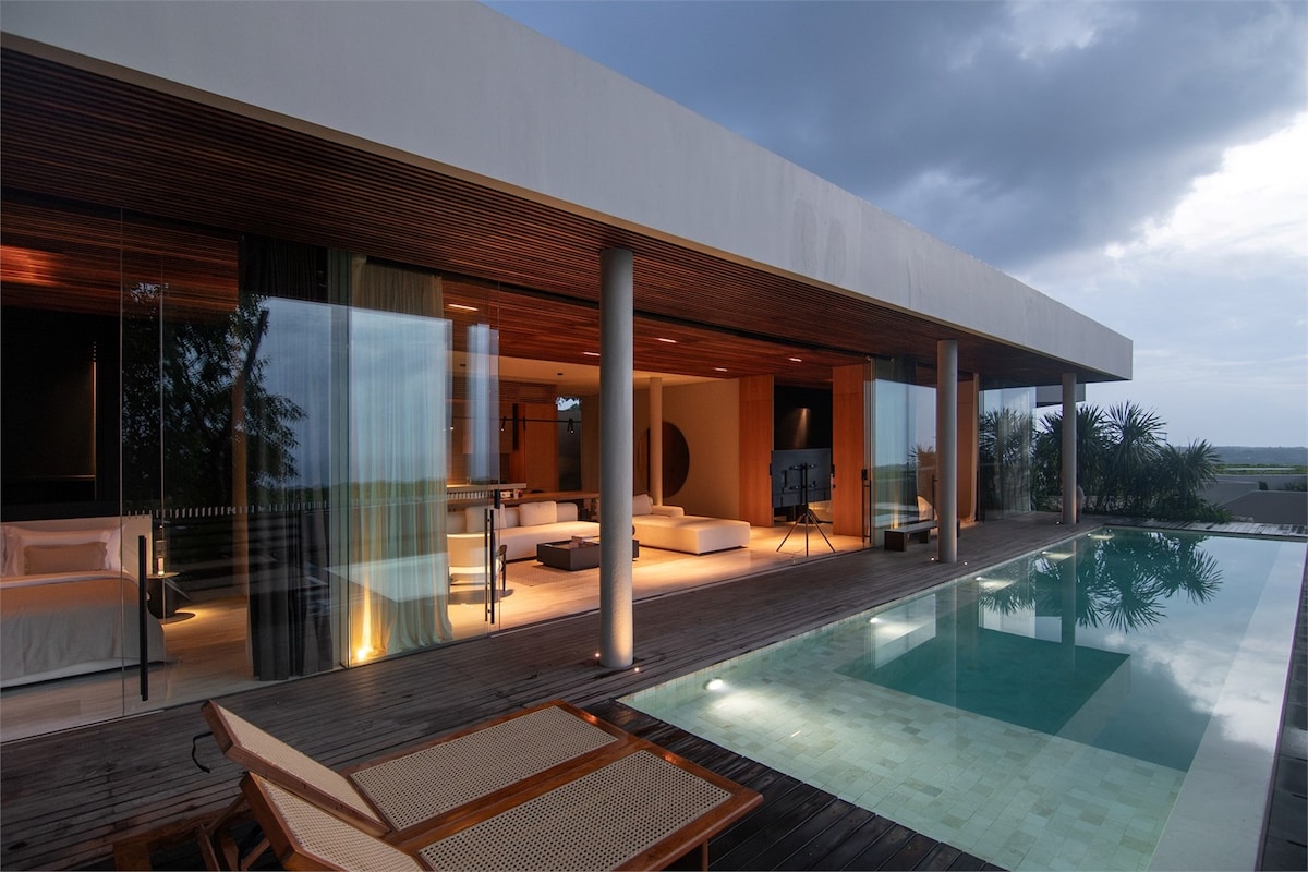 Villa in South Kuta · 4 bedrooms · 5 beds · 4.5 private baths, Airbnb-Vergleich