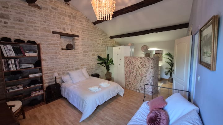 Slaapkamer 3 met annex badkamer met regendouche, toilet, wastafel.