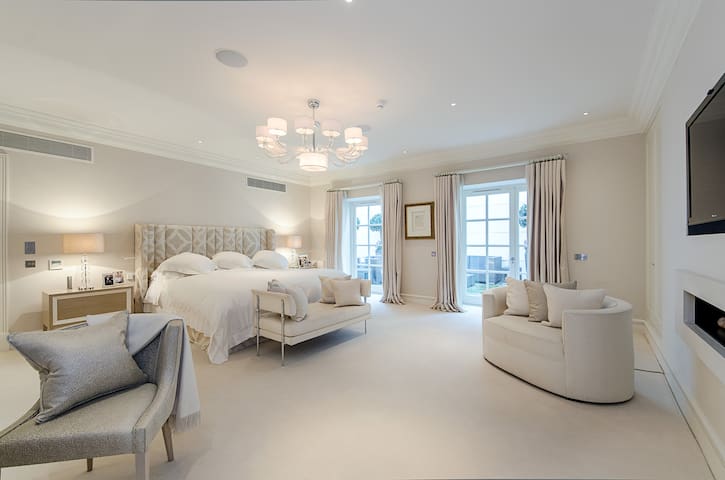 Ultra Lux Duplex Flat in Mayfair
