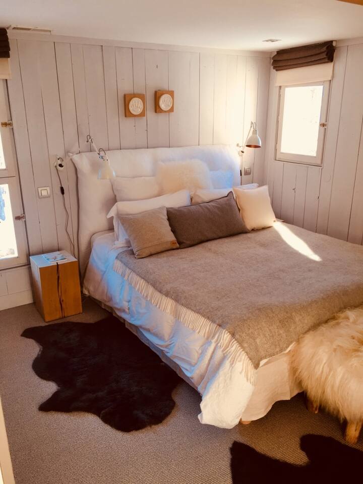 The master bedroom with a 160 bed