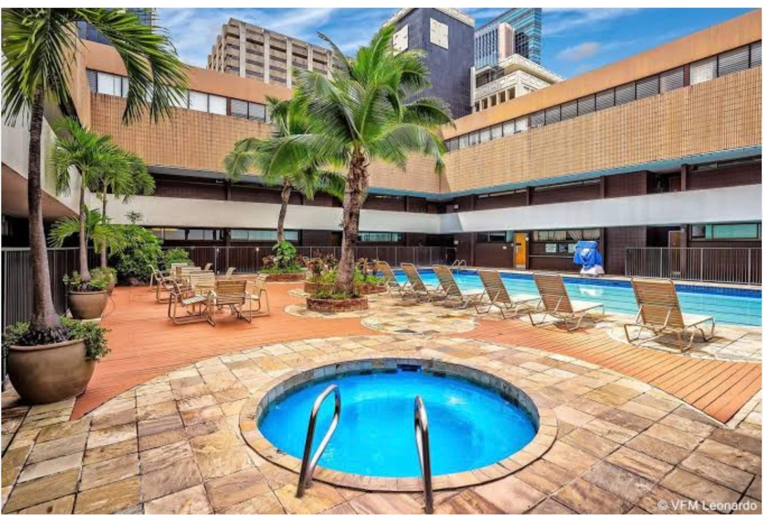 Downtown Spacious 1B Apt Washer Parking Patio! - Image 48