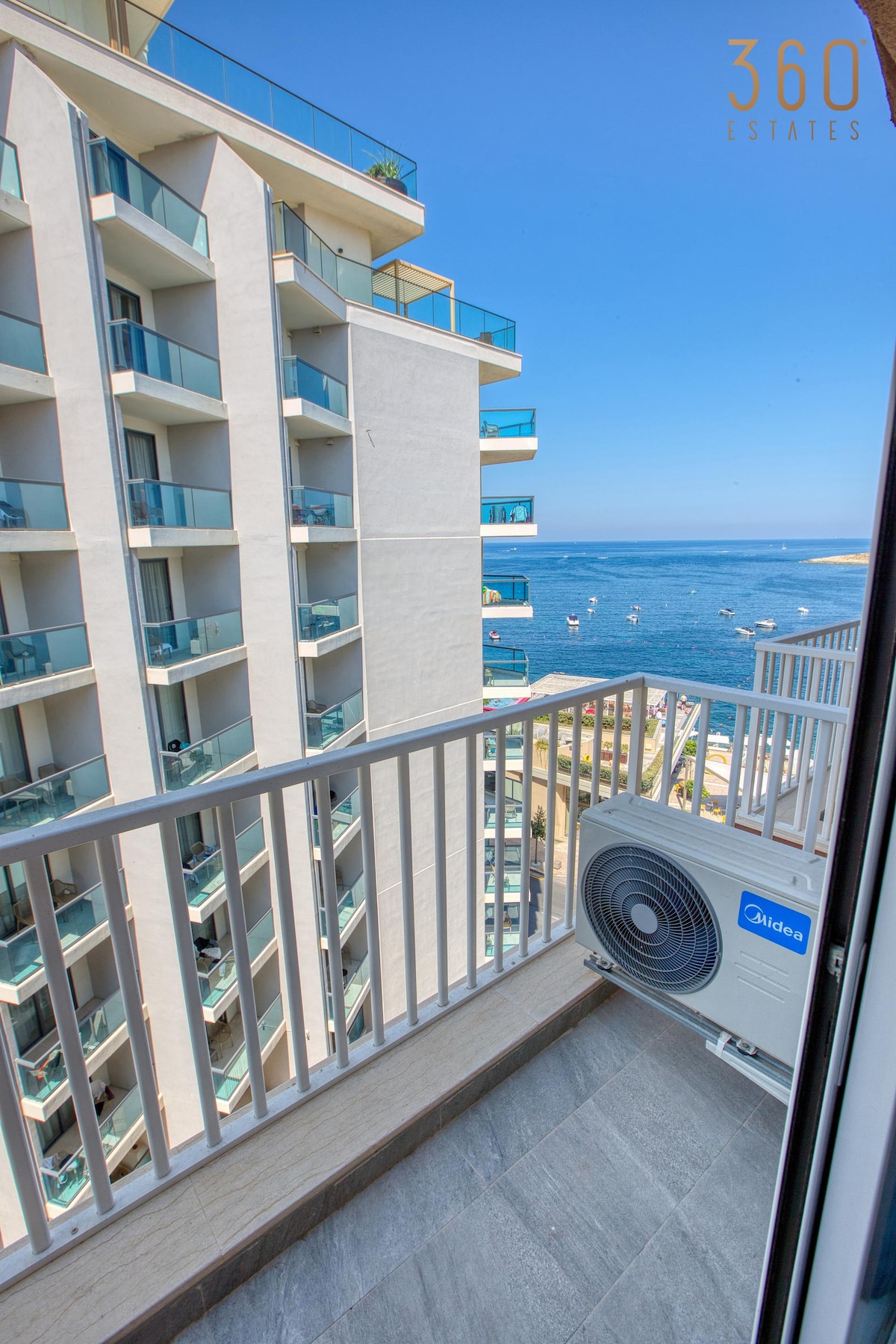 Beautiful seafront 1BR home w/comfy bed, AC & WIFI