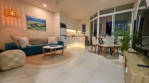 Top Airbnb: Stylish Getaway Apartment in Cairns North