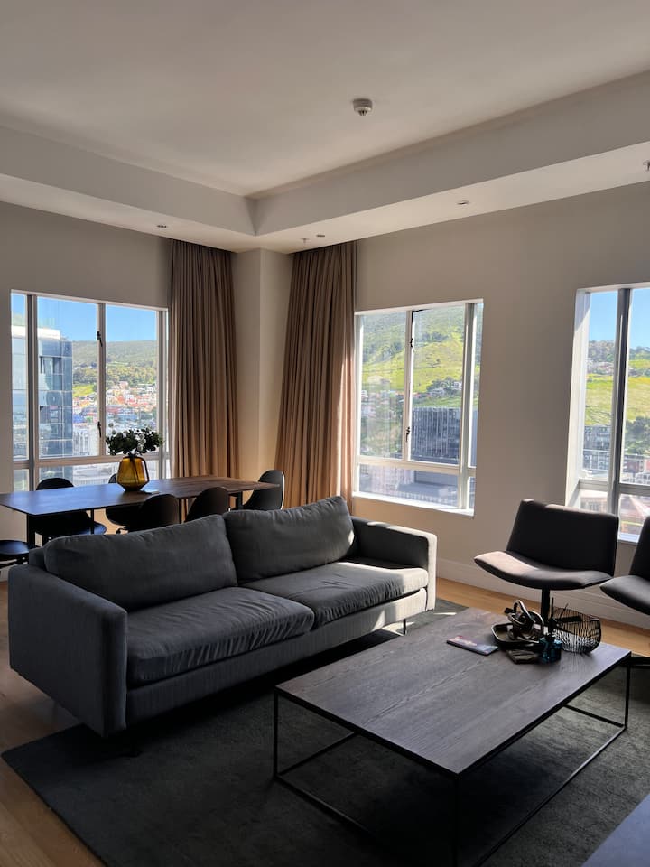 Upmarket 2 Bedroom Apartment Sea & Mountain View - Cape Town