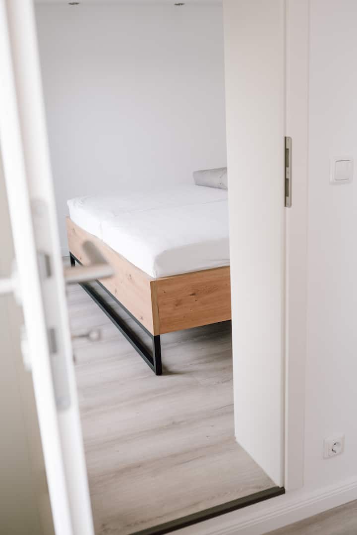 מיטה זוגית קינג-סייז. להירדם ולהתעורר שוב עם נוף לאגם - פשוט חלום!