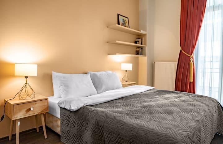 Gezellige slaapkamer met warme tinten en zacht daglicht.