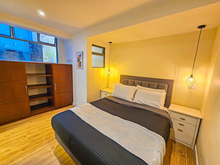  ห้องนี้เป็นที่พักพิงของคุณ มีเตียงควีนไซส์ที่สะดวกสบายและตู้เสื้อผ้าขนาดใหญ่ เป็นที่พักที่สมบูรณ์แบบซึ่งผสมผสานการพักผ่อนและการใช้งานได้ดี