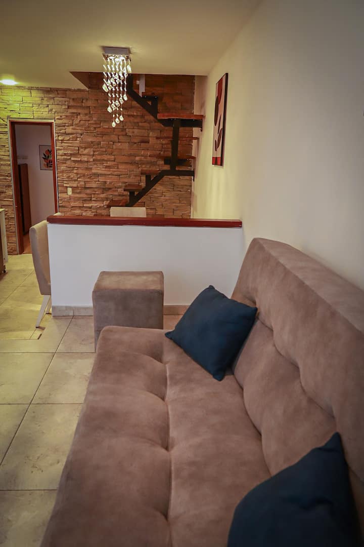 ห้องนั่งเล่นที่กว้างขวางนี้ มีการออกแบบสูงเป็นสองชั้น ชวนให้คุณผ่อนคลายและเพลิดเพลินกับการรวมตัวของเพื่อนหรือครอบครัว หรือเพื่อช่วงเวลาแห่งความสงบอย่างแท้จริง ประสบการณ์ที่ไม่เหมือนใครและการพักผ่อนในบรรยากาศที่ทันสมัยที่ผสมผสานความอบอุ่นกับความหรูหรา