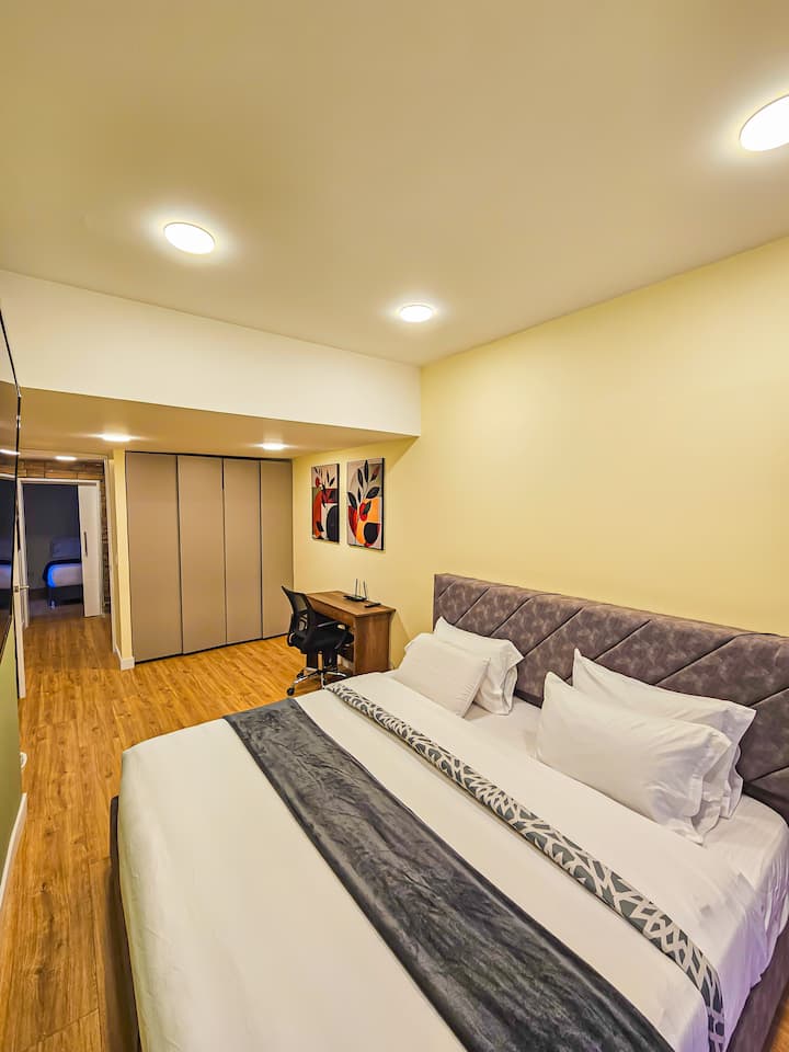 นอนหลับสนิทในห้องพักที่มีเตียงขนาดคิงไซส์ การออกแบบห้องพัก มีตู้เสื้อผ้าขนาดใหญ่และการตกแต่งที่ชวนให้ผ่อนคลาย รับประกันการพักผ่อนอย่างเต็มที่