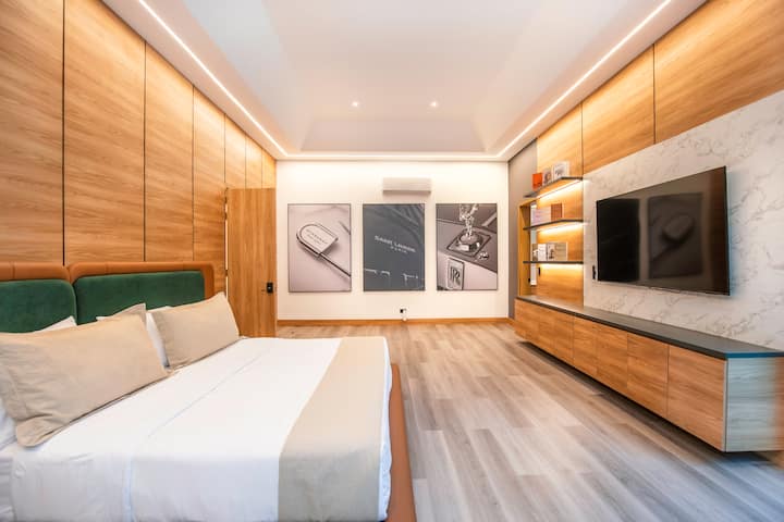 «Despiértate rodeado de lujo moderno».

Los tonos suaves, los acabados de diseño y los detalles artísticos hacen de esta suite un santuario de calma. Perfecto para relajarse después de una noche vibrante en los mejores restaurantes y salones de El Poblado.