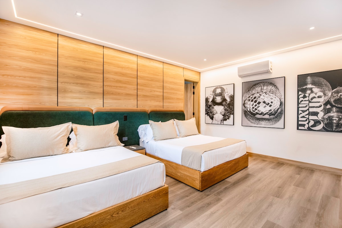 “Una mezcla de comodidad, arte y diseño”.

Esta espaciosa suite cuenta con dos camas dobles, elegantes obras de arte y una cálida iluminación, una combinación perfecta de sofisticación y tranquilidad en el distrito de lujo de Medellín.