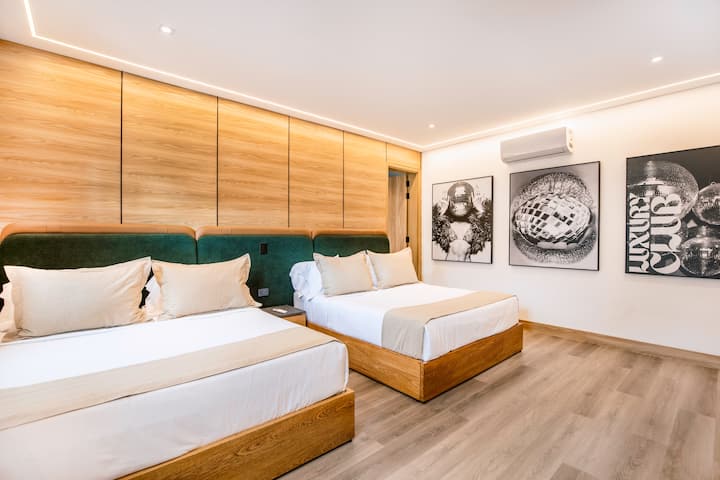 «Una mezcla de confort, arte y diseño».

Esta espaciosa suite cuenta con dos camas dobles, elegantes obras de arte y una cálida iluminación: una combinación perfecta de sofisticación y tranquilidad en el distrito de lujo de Medellín.