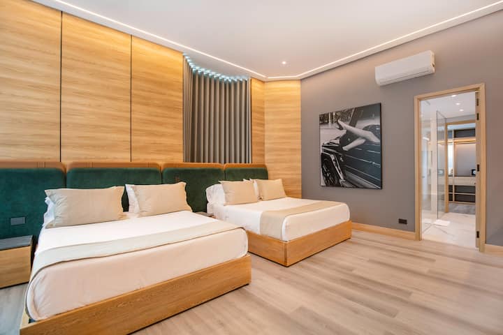 «La comodidad se une a la sofisticación».

Una suite de hermoso diseño con dos camas individuales, iluminación suave y detalles de madera. Perfecto para familias o amigos que quieren compartir el lujo sin sacrificar la privacidad.