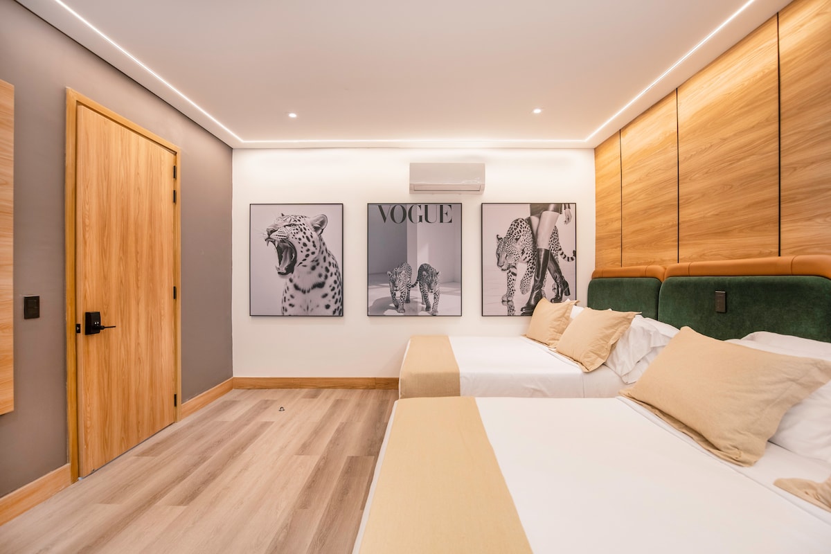 “Donde el estilo se encuentra con la serenidad”.

Inspirada en el diseño moderno y el estilo artístico, esta habitación cuenta con una decoración elegante, ropa de cama de primera calidad y un ambiente relajante, perfecto para los huéspedes que aprecian la belleza y la comodidad en igual medida.