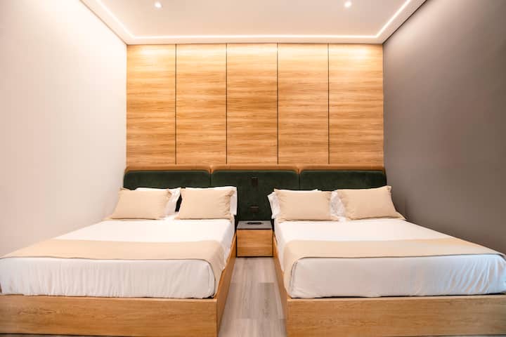 « Conçu pour le repos et la connexion. »

Spacieuse et sereine, cette chambre offre le cadre idéal pour les familles ou les amis voyageant ensemble, où le design raffiné rencontre la chaleur de la maison.