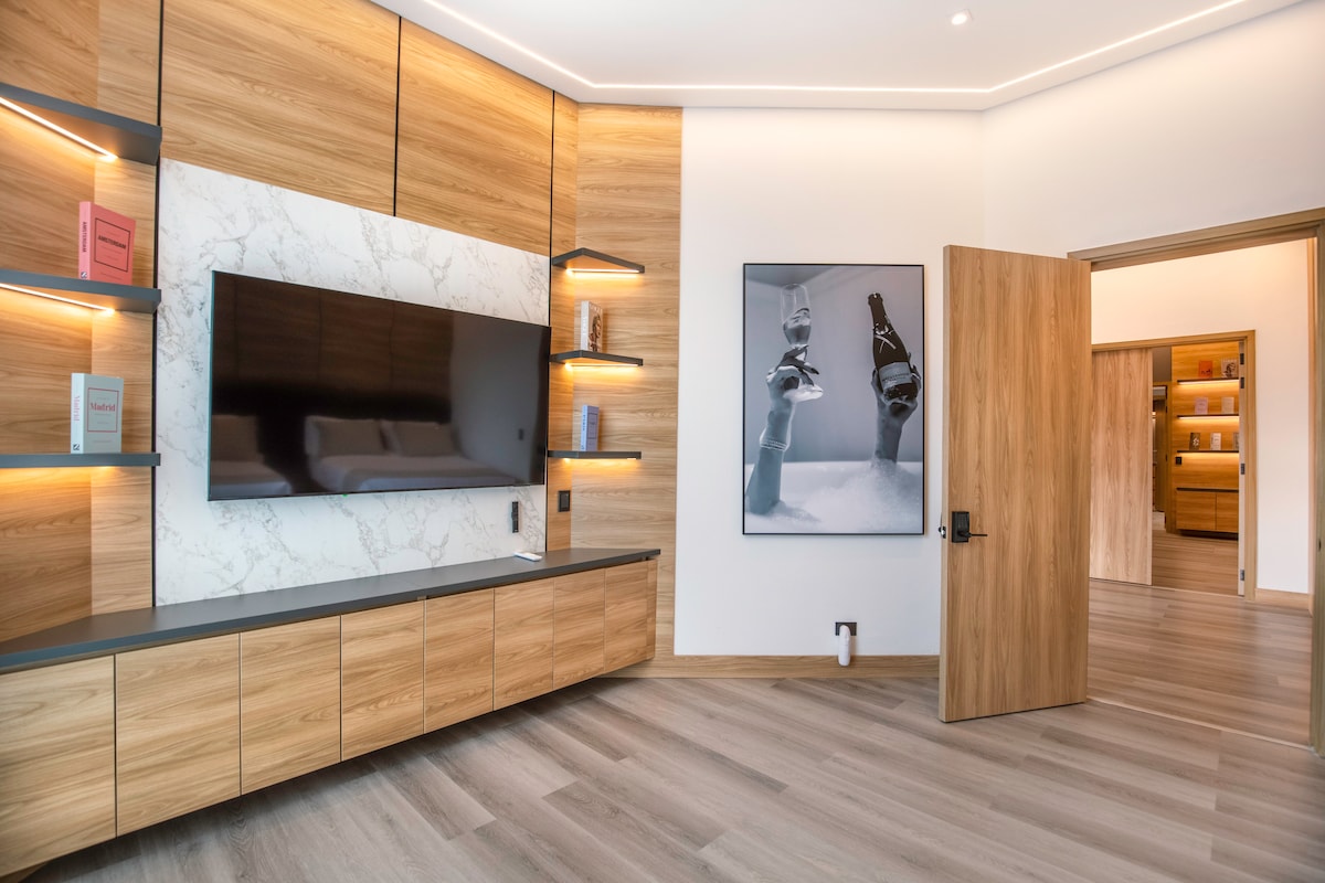 “Lujo en cada detalle”.

Esta elegante suite combina iluminación suave, detalles de mármol y gabinetes personalizados, una escapada moderna que redefine la comodidad en el barrio más exclusivo de Medellín.