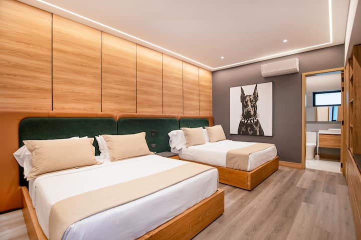«Arte lúdico, descanso tranquilo».

Esta suite única combina obras de arte creativas con una iluminación suave y elegantes acabados en madera, creando un santuario acogedor y moderno para los viajeros que aman tanto el estilo como la comodidad.
