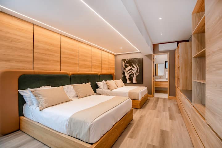 «Elegancia con personalidad».

Este dormitorio refinado combina el estilo artístico con una iluminación suave y acabados lujosos. Perfecto para los huéspedes que buscan comodidad y carácter durante su estancia en Medellín.
