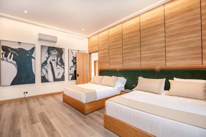 «Arte, diseño y descanso en perfecta armonía».

Esta elegante suite combina obras de arte personalizadas, iluminación cálida y ropa de cama de primera calidad, creando un espacio que se siente elegante y sereno.