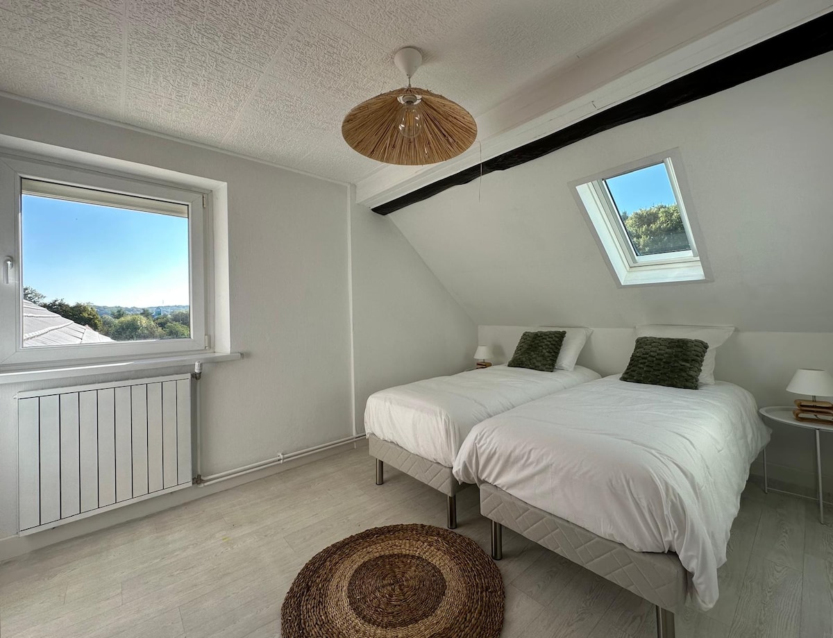 El dormitorio dispone de dos camas individuales (80 x 200 cm) que se pueden combinar para formar una cómoda cama doble (160 x 200 cm), según sus necesidades.