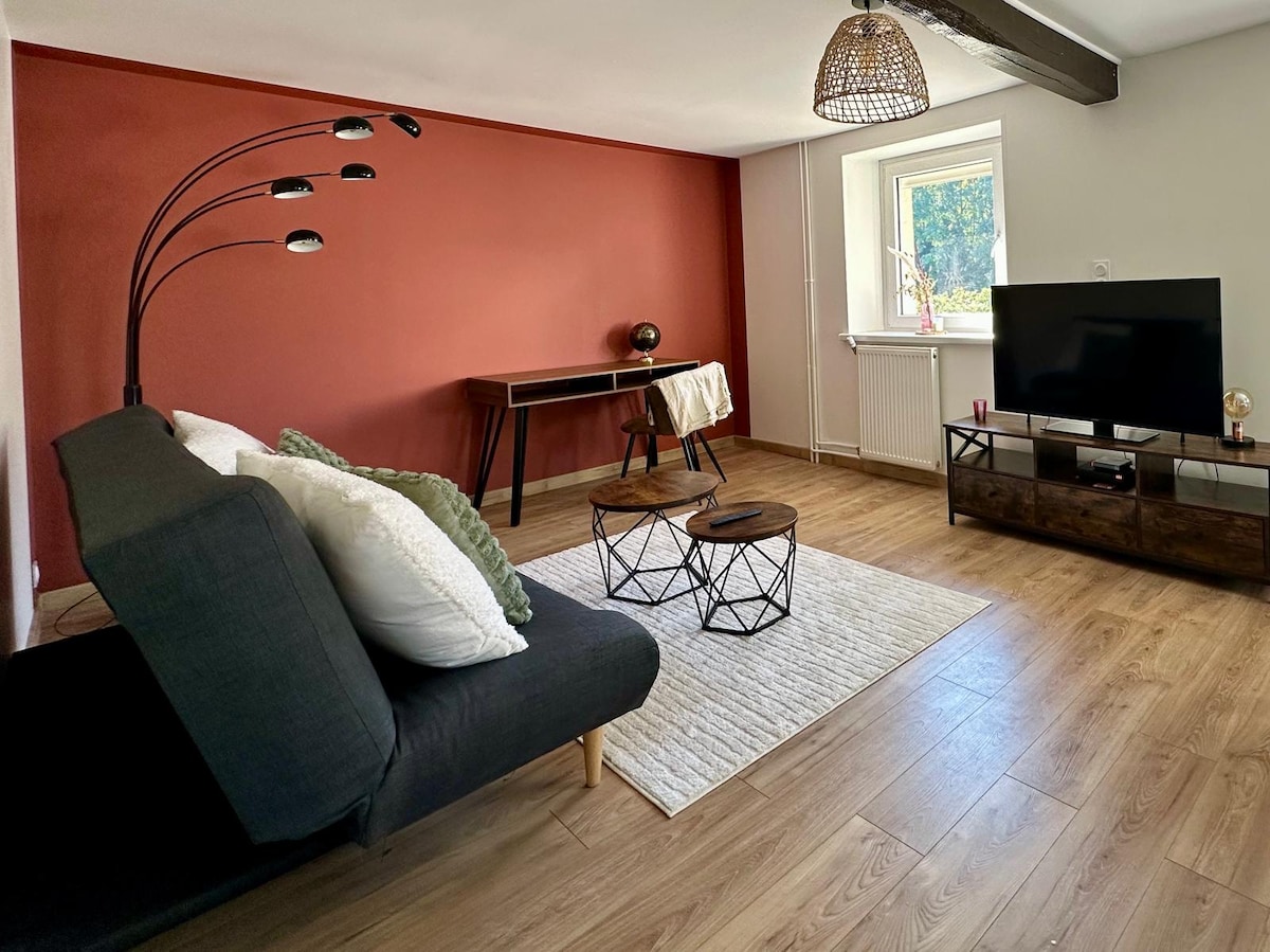 Para una quinta persona, el salón dispone de un sofá cama.Ideal como cama supletoria, hay que tener en cuenta que no es tan cómoda como una cama real.