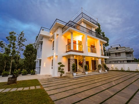 Pool Apartment near Pookode Lake