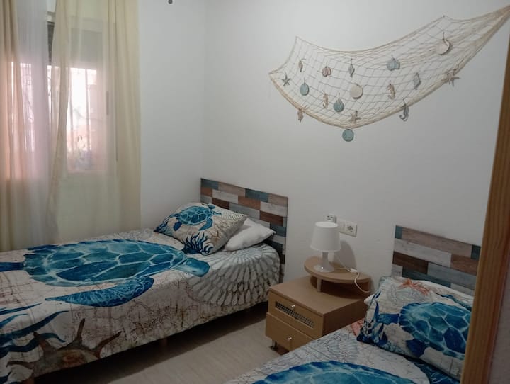 Chumba chenye vitanda viwili, kimoja cha sentimita 105 na kingine cha sentimita 0.90. Kina feni ya dari