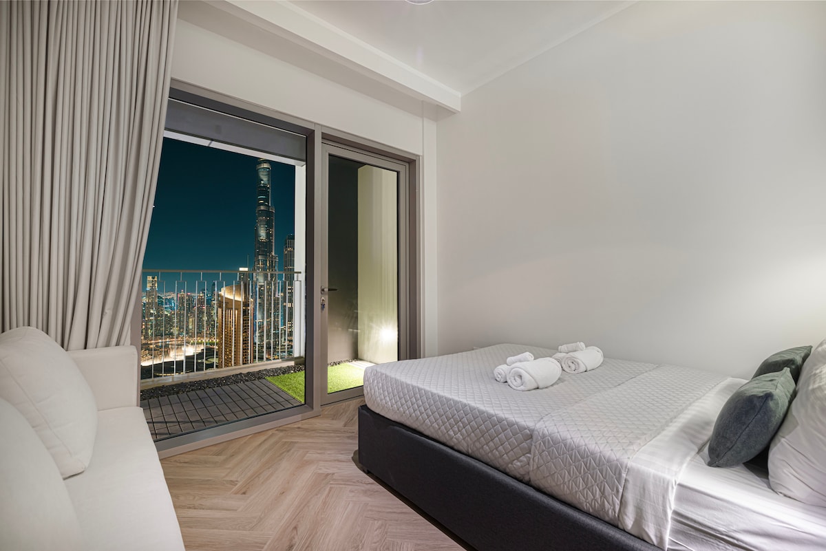 Брачен кревет (широк 150-179 см) и кауч на спуштање со панорамски урбани глетки.