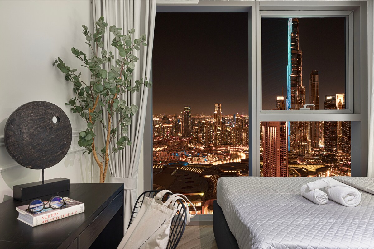 Опуштете се внатре додека балконот нуди магичен градски сјај.