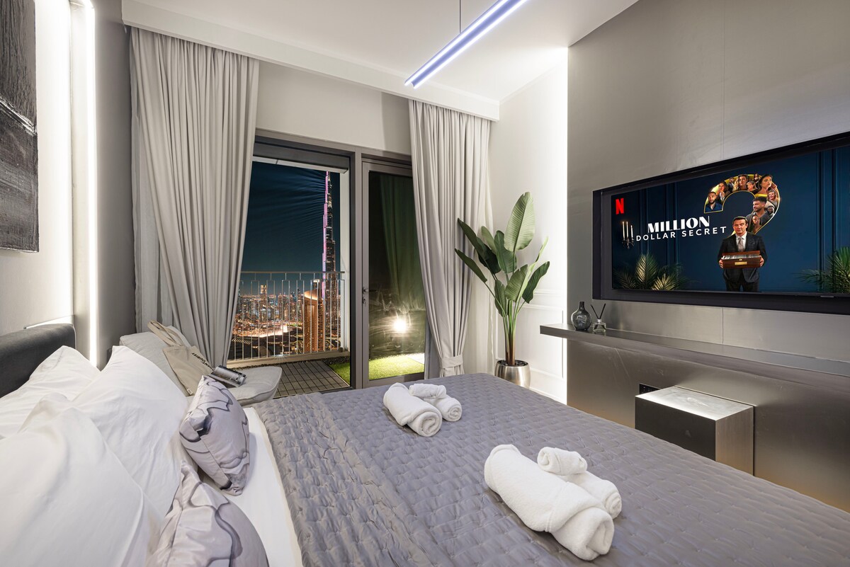 Кадифени кревети, чисти крпи, 65-инчен телевизор и блескав поглед кон градот.