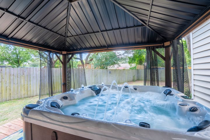 Beach Retreat • Hot Tub • Game Room • Private Yard - Fort Walton Beach, FL
