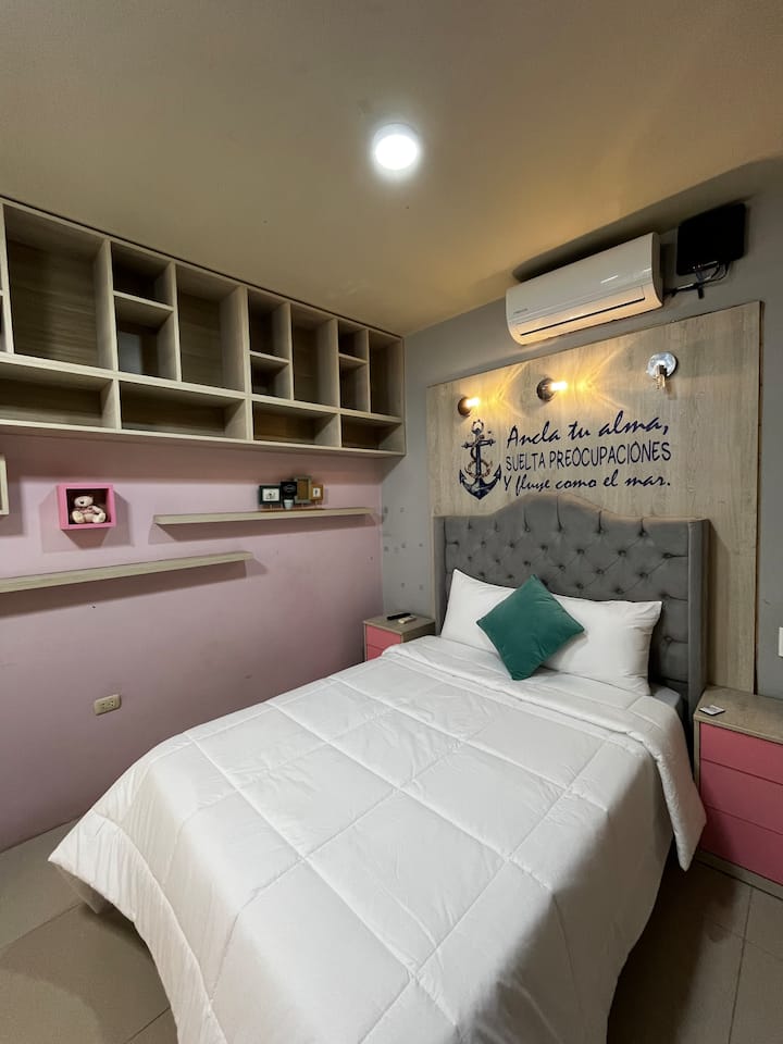 Habitación con cómoda cama y aire acondicionado para mayor frescura