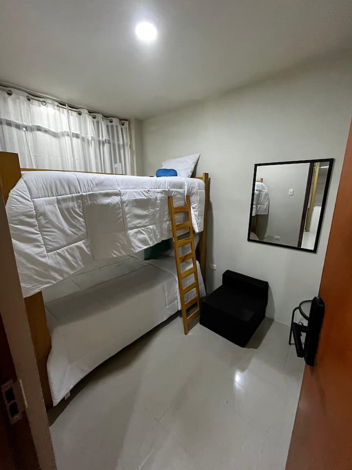 Nuestra quinta habitación cuenta con camarote, perfecto para estadías en grupo